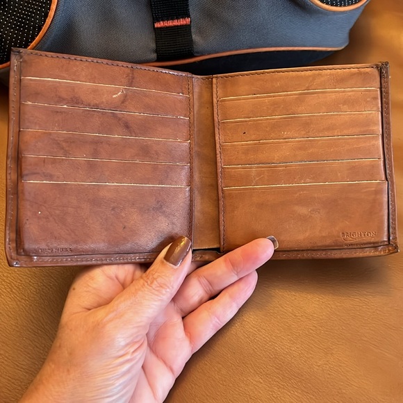 BRIGHTON VINTAGE DISTRESSED MENS LEATHER BILLFOLD - Picture 3 of 9